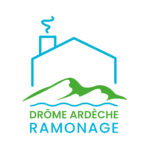 Logo Drôme Ardèche Ramonage (maison avec cheminée, montagnes et rivière)